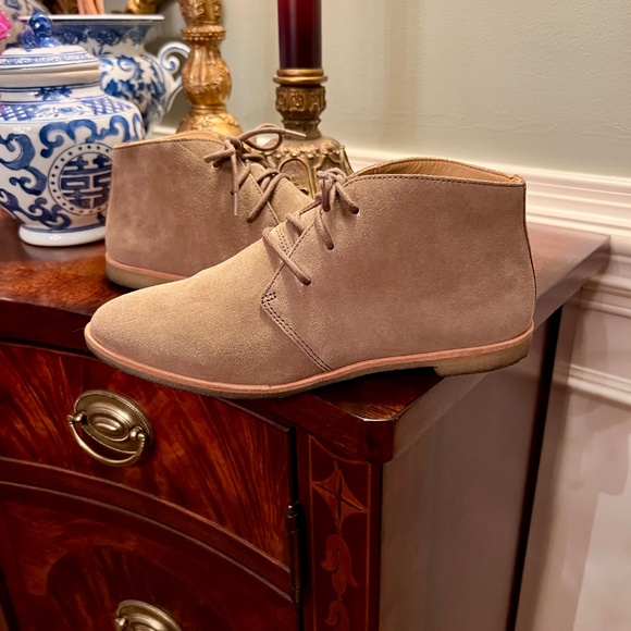 EUC Women's Clark's Originals Phenia Desert Khaki Tan Suede Bootie Boot Size 7.5 - Picture 3 of 5